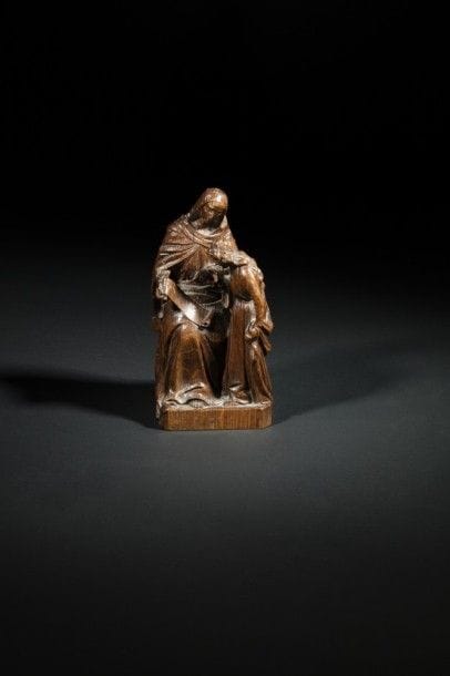 Sainte Anne en chêne sculpté en ronde-bosse. Assise sur un banc, elle guide la Vierge lisant sur un parchemin..
XVIIe siècle.
Hauteur : 23,5 cm.
