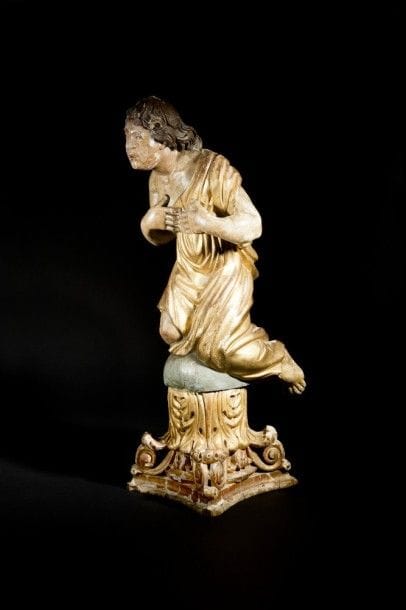 Paire d’anges adorateurs en bois sculpté en ronde-bosse, doré et polychromé..
Midi de la France, XVIIe siècle.
Hauteurs : 72 et 63 cm.
On joint un chapiteau corinthien en bois sculpté et doré, XVIIe siècle.
(quelques accidents).
