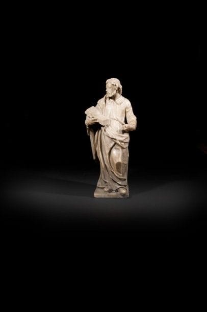 Saint Apôtre en albâtre sculpté en ronde-bosse. Debout, la tête tournée vers la gauche, la jambe gauche fléchie et en avant, il tient un livre ouvert sur son bras droit ; visage aux sourcils froncés, nez droit, barbe s’arrêtant au menton, bacchantes ; il est vêtu d’une tunique avec un col ouvert à rabats et d’un ample manteau posé sur l’épaule droite et revenant sur le devant en plis profonds et cassés ; terrasse rectangulaire. Belle qualité d’exécution..
Nord de la France, vers 1600.
Hauteur : 54 cm.
(accident à la main gauche).
