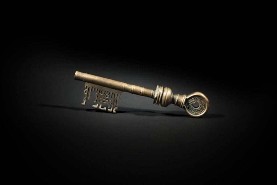Clef en bronze. Tige avec sphère aplatie, carré et moulures, anneau circulaire avec décor de rinceaux et trou en forme de goutte, paneton formé de caractères arabes. .
XIXe siècle.
Longueur : 22,3 cm.
Cette clef est la reproduction d’une des deux clefs conservées à la cathédrale de Séville qui passent pour avoir été remises à Ferdinand III, roi de Castille, lorsqu’il prit possession de la ville en 1248 lors de la Reconquista. L’une présente un panneton avec une devise en espagnol, l’autre, comme le montre cet exemplaire, des caractères arabes dont la traduction reste obscure pour bon nombre de spécialistes. On dit que ces deux clefs ont été données au vainqueur par les juifs de Séville ou par les mahométans eux-mêmes. .
Ouvrages consultés : P. Ch. Cahier, Caractéristiques des saints dans l’art populaire, Paris, 1867, p 228 ; P. Ch. Cahier, Nouveaux mélanges d’archéologie, d’histoire et de littérature sur le Moyen Age, Paris 1874, p 302. .
