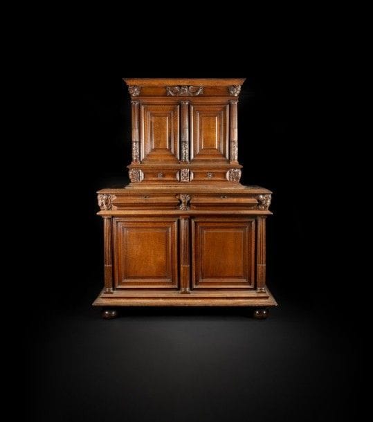 Armoire en deux corps en noyer, au corps supérieur en retrait, ouvrant à quatre vantaux et quatre tiroirs sur deux rangs. Vantaux à panneaux ressortis, montants à colonnes cannelées et décor végétal, têtes d’angelot au centre et aux angles de la frise, pieds-boules ; intérieur garni de soie et de galons de fils d’or et d’argent, clous en rosette..
Lyonnais, premier tiers du XVIIe siècle.
Hauteur : 183 cm - Largeur : 132 cm - Profondeur : 59 cm.
(légères restaurations).
