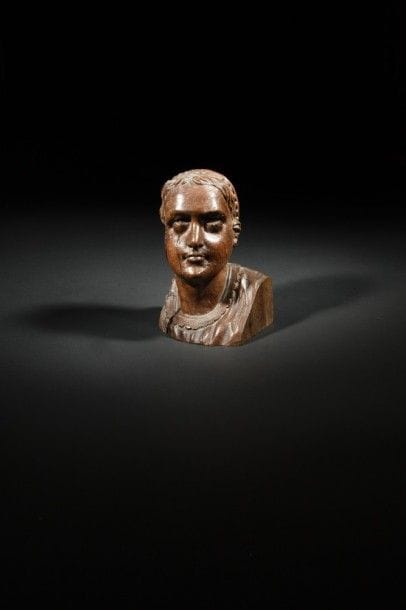 Buste de femme en chêne sculpté en ronde-bosse à la chevelure retenue par un bonnet. .
Nord de la France, XVIIe siècle.
Hauteur : 24 cm.
(fentes, fragment).
