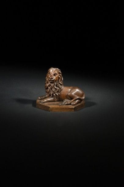 Lion en chêne sculpté en ronde-bosse. Tête à la crinière ondulée tombant sur le poitrail, gueule à l’expression inquiète, queue revenant sur le devant..
Flandres, XVIIe siècle.
Longueur : 22 cm - Hauteur : 15 cm.
