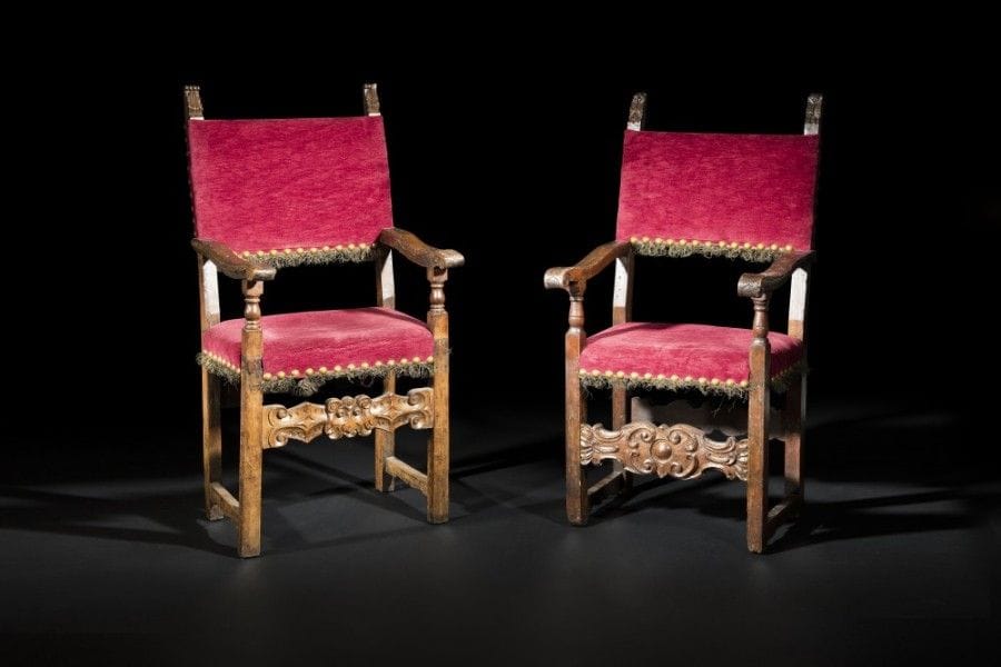 Deux chaises à bras en noyer tourné et sculpté, le piétement à barres d’entretoise, la façade à décor de feuillages stylisés..
XVIIe siècle (accidents et restaurations)..
H : 124 cm, L : 63 cm.
H : 120 cm, L : 60 cm.
