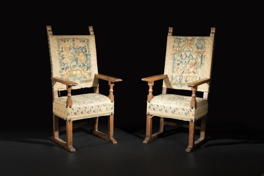 Paire de fauteuils en noyer mouluré et tourné, les accotoirs en balustre, reposant sur des pieds à patin ; recouverts de fragments de tapisserie au point..
XVIIe siècle (accidents)..
H : 138,5 cm, L : 65 cm.
.
.
Provenance :.
Vente New York, Sotheby’s le 17 octobre 2000, lot 92.