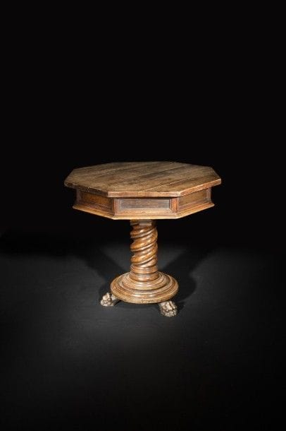 Guéridon octogonal en bois tourné, reposant sur un fût en spirales à pieds en griffe..
En partie du XVIIe siècle (restaurations)..
H : 88 cm, L : 96 cm.
