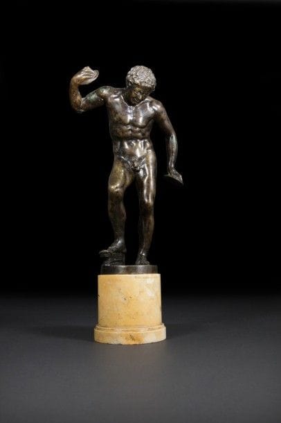 Faune aux cymbales d’après l’Antique, en bronze à patine brune..
XVIIIe siècle.
H : 30 cm .
Socle en marbre jaune.
