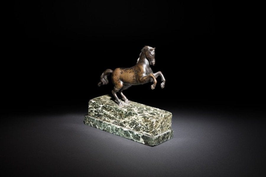 Cheval cabré en bronze à patine brune..
Italie du nord, XVIIe siècle.
H : 15 cm, L : 19 cm.
Socle en marbre vert de mer..
.
