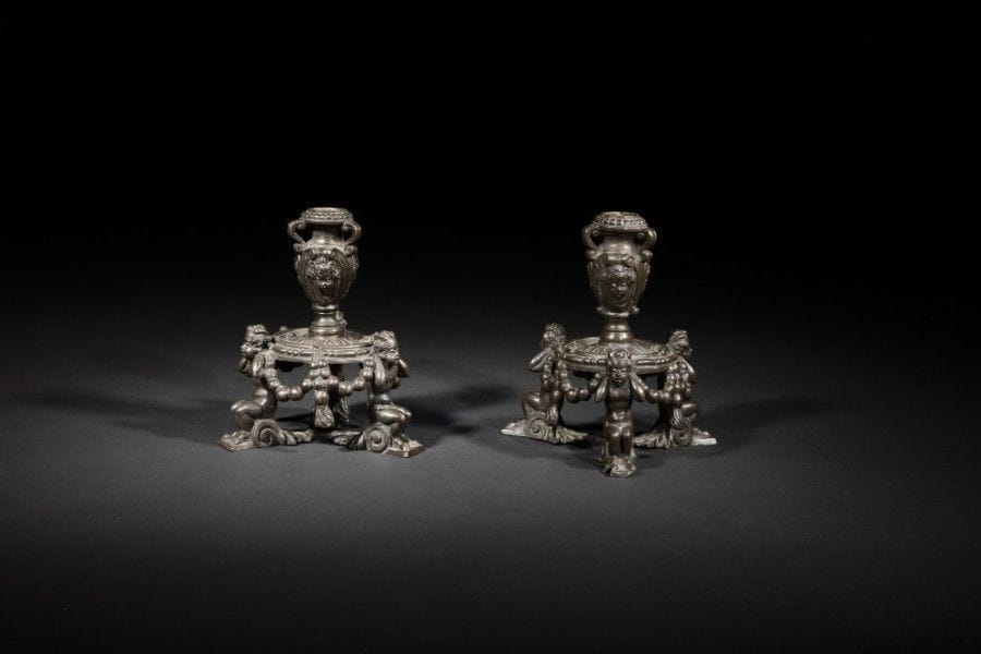 Paire de bougeoirs en bronze à patine brune, la bobèche à décor d’anses et mascarons reposant sur un piétement à figures d’enfant assis réunis par des guirlandes de perles..
Entourage de Nicolo Roccatagliata..
Italie du nord, fin du XVIe siècle.
H : 16 cm, L : 14,5 cm.
