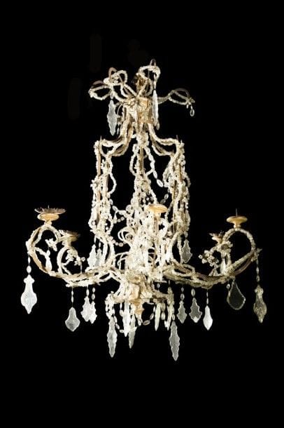 Lustre à lacé à six lumières, à guirlandes de perles..
XVIIIe siècle (accidents et manques)..
H : 130 cm, D : 100 cm.
