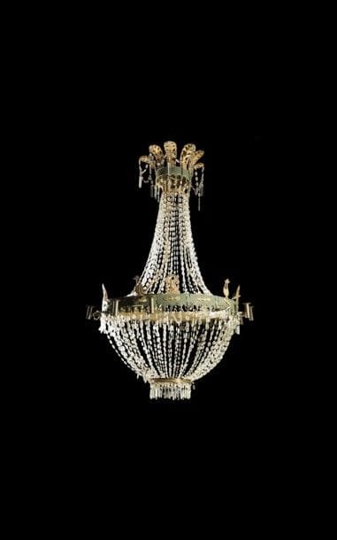Important lustre à quinquets en tôle peinte, bronze doré et cristal taillé, de forme corbeille à quinze bras de lumière..
Milieu du XIXe siècle (accidents et manques).
H : 190 cm, D : 120 cm.