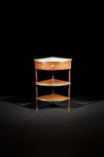 Encoignure en acajou mouluré, à trois plateaux à galerie, les montants en colonne cannelée reposant sur des pieds fuselés ; dessus de marbre blanc veiné..
Estampille de Papst, ébéniste reçu maître en 1785..
Époque Louis XVI..
H : 89,5 cm, L (d’un côté) 45 cm.
