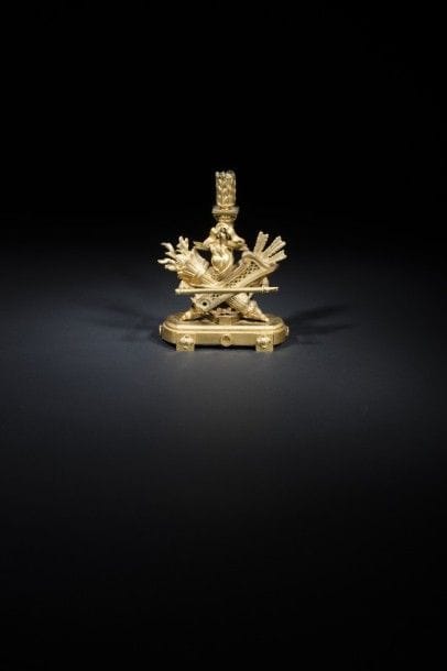 Rare flambeau formant écritoire, le carquois et fourreau contenant des présentoirs à lamelles, avec un autre présentoir sur le devant percé de trous probablement destiné aux plumes, ouvrant à un tiroir de chaque côté..
Époque Louis XVI (manques).
H : 24 cm, L : 26 cm.
