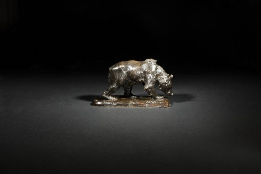 Auguste SEYSSES (1862-1964).
Le grizzli.
Bronze à patine brun noir nuancé..
Signé: «A Seysses» et cachet du fondeur Gatti sur la terrasse..
Circa 1940..
H : 16 cm, L : 28 cm