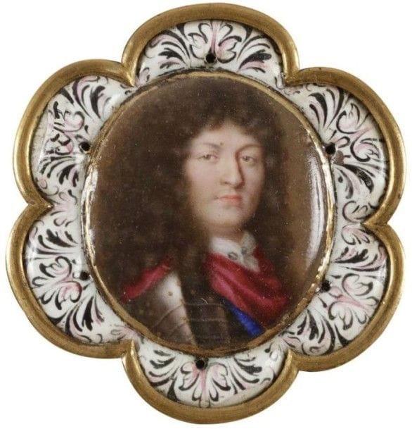 Entourage de Jean PETITOT le vieux (Genève, 1607 – Vevey, 1691) et de Louis de CHATILLON (Sainte Menehould, 1639 – Paris, 1734). .
Louis XIV en armure.
Portrait en émail sur or ovale, de la fin du XVIIe siècle ; entouré d’un décor en émail polylobé et polychrome, probablement d’un atelier d’Augsbourg, seconde moitié du XVIIe siècle..
Le portrait seul, ovale 3 x 2,8 cm ; diamètre total : 4,6 cm.
Contre-émail bleu-gris pour le portrait ; blanc-vert-gris pour l’entourage polylobé..
Monture postérieure..
.
Provenance :.
ancienne coll. Alain Bouny.
(restaurations ; très petit éclat en haut à droite au bord du portrait)..
.
Jean Petitot le vieux eut 18 enfants, certains morts jeunes, d’autres qui lui succédèrent, notamment Jean Petitot le jeune (1653-1712). On ignore à ce stade comment fonctionnèrent l’atelier Petitot après la révocation de l’Edit de Nantes, et l’atelier de Châtillon qui produisit de nombreux portraits du roi en émail. Ce beau buste de Louis XIV (1638-1715) renouvelle l’iconographie exploitée par les Petitot : vu en buste en armure classique avec cordon bleu du Saint-Esprit, il porte en plus une cape rouge et fut probablement réalisé d’après un tableau de Pierre Mignard exécuté aux alentours de 1694..
Nous remercions Dr Hans Boeckh pour son aide à la rédaction de cette notice.