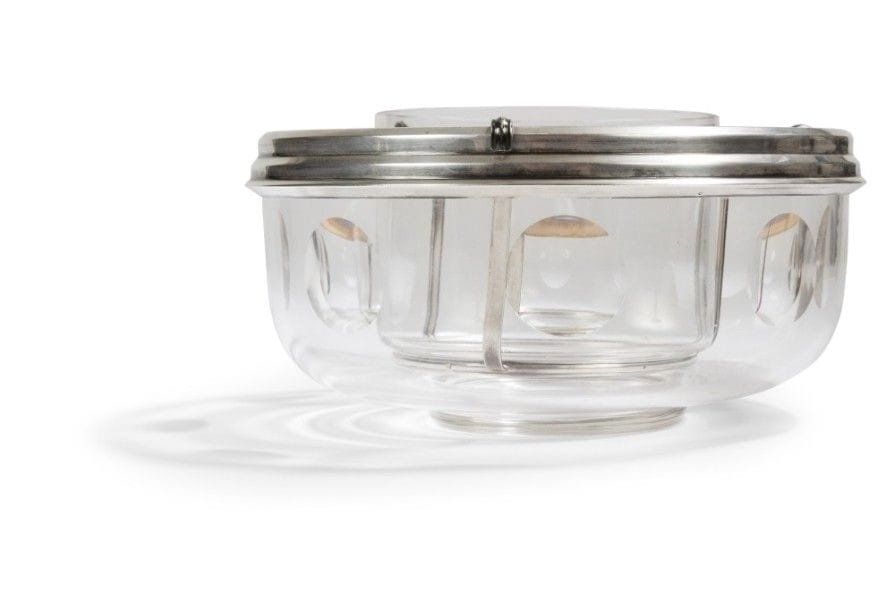 Bol à caviar de forme ronde en verre et monture argent, à décor de cercles taillés et son récipient intérieur amovible..
Poinçon minerve.
Orfèvre : illisible.
Poids brut : 1515,39 g .
Diamètre : 23,2 cm
