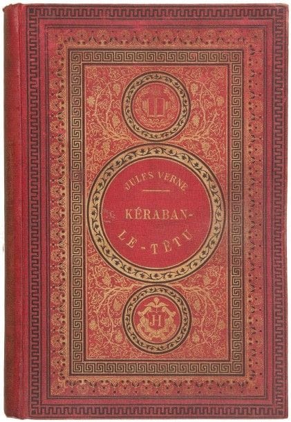 VERNE (Jules).
Kéraban-le-têtu.
Paris : J. Hetzel et Cie, (1903). — Grand in-8, 265 x 175 : (2 ff.), 410 pp. Percaline rouge aux initiales dorées sans JV.

Édition illustrée de 101 dessins et d’une carte par Benett.
Rare exemplaire en cartonnage aux initiales dorées sans JV, spécialement fait pour le marché Belge.
Reliure salie, or fané. Quelques décolorations sur le second plat. Légères usures aux coins.