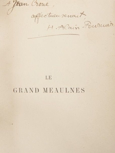 ALAIN-FOURNIER.
Le Grand Meaulnes.
Paris : Émile-Paul frères, 1913. — In-18, 180 x 116 : (4 ff.), 366 pp., (1 f. blanc), couverture imprimée. Demi-maroquin rouge, dos à nerfs, tête dorée, non rogné, couverture et dos conservés (ateliers Laurenchet).

Édition originale. Un des exemplaires sur alfa satiné, tirés spécialement pour l’auteur (n° 56).
Il comporte l’ensemble des caractéristiques des exemplaires de 1ère émission dont le numéro 9-13 présent sur la page de la table des matières et le numéro 10-13 sur la quatrième de couverture. Par contre le prix au dos a été remplacé par un fleuron.
PRÉCIEUX EXEMPLAIRE ENRICHI D’UN ENVOI ET D’UNE LETTRE AUTOGRAPHE DE L’AUTEUR À JEAN CROUÉ.
Jean Croué (1878-1952), de son vrai nom Jean-Charles Fèvre, fut acteur et metteur en scène. Alain-Fournier fit sa connaissance en 1910, alors qu’il était rédacteur à Paris-Journal et couvrait l’actualité littéraire et artistique dans ses chroniques. Croué, rentré à la Comédie-Française en 1899, en devint sociétaire en 1914, peu après avoir adapté à la scène les Frères Karamazov en compagnie de Jacques Copeau.
Fin avril 1912, Alain-Fournier le sollicita après avoir été remercié par la nouvelle direction de Paris-Journal, comme l’indique l’importante lettre autographe (2 pages in-12) contenue dans cet exemplaire :
Cher Monsieur,
Jacques Rivière me dit que vous avez fait allusion, hier, à la N.R.F., à certaines fonctions qui pourraient se trouver vacantes à la Comédie-Française. Je serais désolé d’abuser de cette phrase de vous, qui pouvait n’être qu’une phrase de bonne volonté… Je veux cependant vous signaler ce fait intéressant que Claretie suivait le Courrier Littéraire de Paris-Journal et m’a même manifesté sa sympathie ! Si donc quelque chose était possible aux Français, Claretie peut-être m’appuierait […]
Cette lettre qui ne porte pas de date - seule la mention « lundi soir » figure en tête – fut rédigée le lundi 6 mai 1912, comme l’indique le tampon po