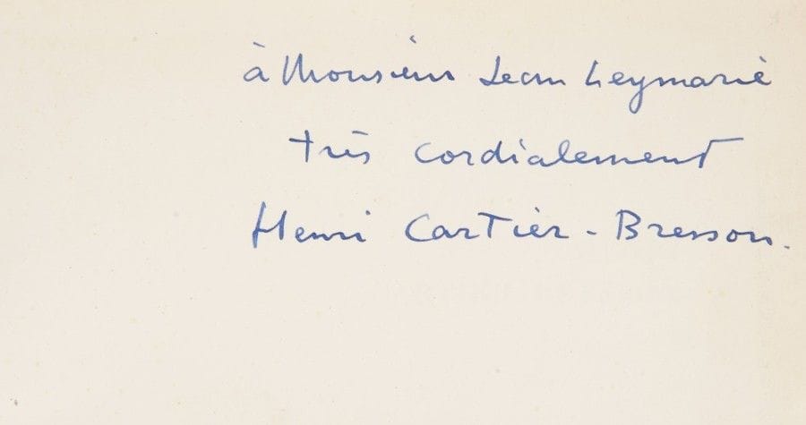 [CARTIER-BRESSON (Henri)] KIRSTEIN (Lincoln) - NEWHALL (Beaumont).
The Photographs of Henri Cartier-Bresson.
New York : The Museum of Modern Art, (1947). — In-8, 255 x 190 : 56 pp. Cartonnage imprimé de l’éditeur sous jaquette illustrée.

Édition originale du tout premier ouvrage consacré à Henri Cartier-Bresson (1908-2004). Elle comprend deux textes, l’un du poète Lincoln Kirstein (1907-1996) intitulé Henri Cartier-Bresson : documentary humanist, l’autre de l’historien de la photographie Beaumont Newhall (1908-1993) portant sur la technique photographique de Cartier-Bresson ; ils sont suivis d’une chronologie de la vie du photographe, depuis sa naissance en 1908 jusqu’en 1946.
L’édition est illustrée de 44 photographies en noir, dont une sur la jaquette.
Exemplaire enrichi d’un envoi de Cartier-Bresson à l’historien d’art Jean Leymarie (1919-2006).
Ce dernier assura la composition de textes dans deux publications consacrées à Henri Cartier-Bresson, c’est-à-dire dans Henri Cartier-Bresson, dessins 1974-1977 publié en 1997 et dans De quoi s’agit-il ? en 2003.
Exemplaire très bien conservé malgré des déchirures sans gravité au dos de la jaquette.
Provenance : Jean Leymarie, avec envoi de Cartier-Bresson. - Ex-libris MD.