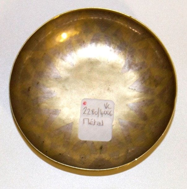 2280/4006 Laurent LAURENSOU (1899-1959)
Coupelle en dinanderie au décor géométrique. Usures à la patine. Signé et numéroté. D. 10,5 cm

