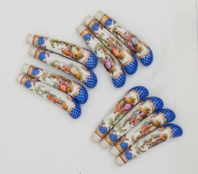 5831/79 11 manches de couteaux en porcelaine XIXème siècle.

