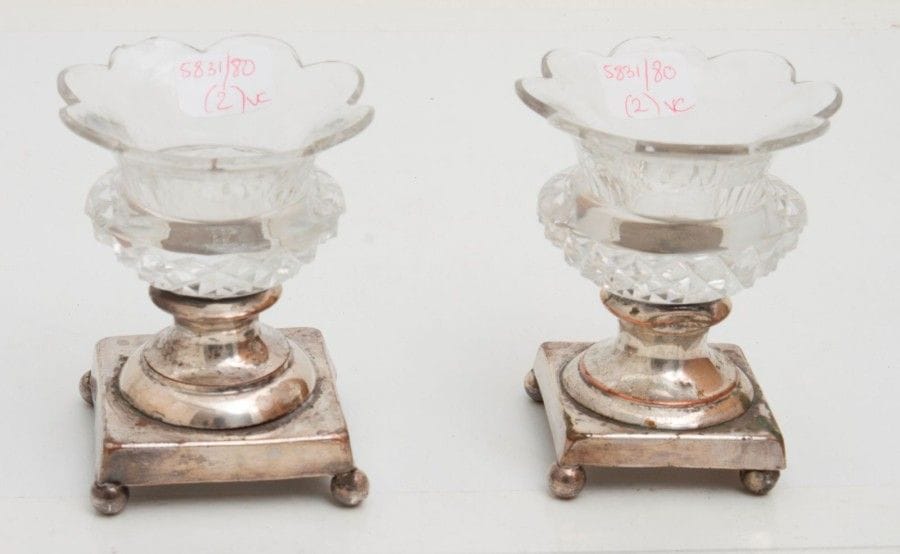 5831/80 Deux salières en métal doublé et plaqué et cristal. 
