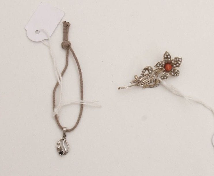 6732/64 Broche fleur en argent. coeur en corail/verre. pétales et feuilles couverts de toutes petites perles. On joint un pendentif argenté
