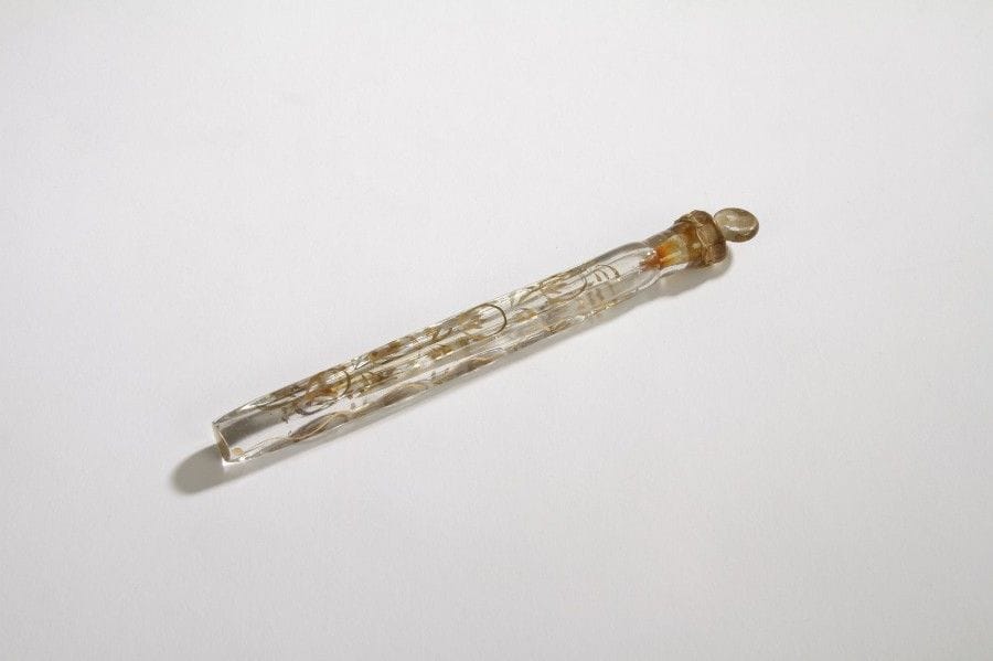 7119/35 Flacon à parfum de corset en verre.
France, XVIIIe siècle. 
Longueur : 15,3 cm
