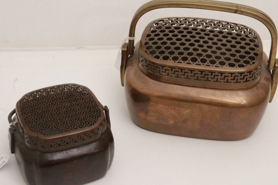 7679/4 Deux chauffes-mains en bronze 
Chine
13x20 cm 
9.5x12.5 cm
