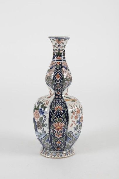 7845/309 Delft (genre de) et Moustiers (genre de) 
Un vase balustre en faïence à décor polychrome de volatiles et arbustes fleuris dans des réserves, et un vase balustre en faïence à décor polychrome de bouquets de fleurs sur fond jaune. 
XXe siècle. 
Hauteur : 43 cm et 32 cm
