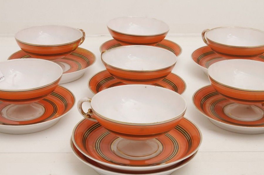 8244/100 7 tasses et 8 coupelles en porcelaine de Pouyat à Limoges.