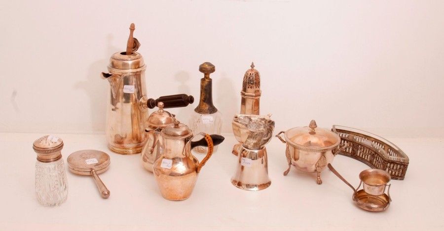 8244/142 Lot en métal argenté comprenant saupoudreuse, chocolatière, sucrier, 2 verseuses, passe-thé, gobelet, 3 pièces en verre monté, boîte à manche.