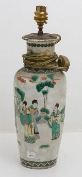 8244/14 Vase en porcelaine polychrome de Chine famille verte.
H. : 32 cm
Montée en lampe.