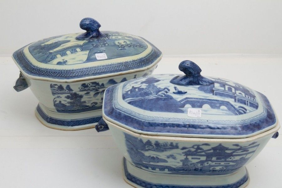 8244/55 Paire de légumiers couverts en porcelaine bleu-blanc de Chine, prise en forme de lion. Restaurations.
