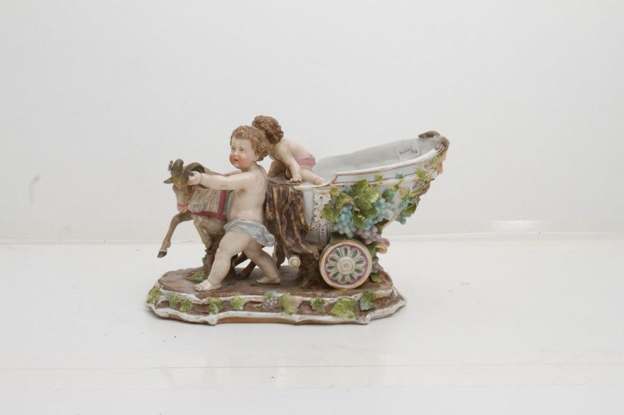 8244/78 Groupe : Bouquetin tirant un char et deux putti
Sujet en porcelaine de Meissen.
20 x 18 cm