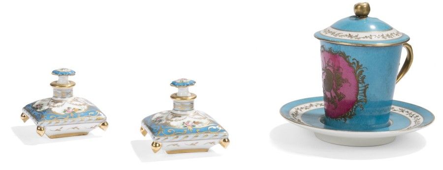 8244/79 Sèvres (genre de)
Paire de flacons carrés couverts en forme de coussin à décor polychrome de fleurs sur fond bleu turquoise.
Marques apocryphe.
XIXe siècle.
H. : 7 cm
On joint :
Sèvres (genre de)
Tasse couverte et sa soucoupe à décor en or d'un trophée dans un médaillon à fond pourpre sur fond bleu turquoise.
Marque apocryphe.
Fin du XVIIIe siècle.
H. : 12 cm
Restaurations.
Accidents.