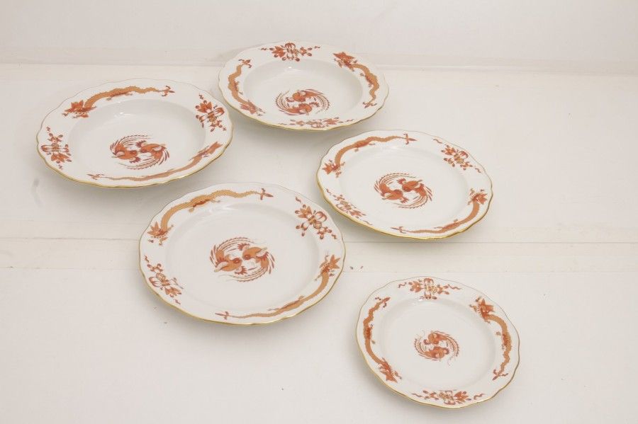 8244/97 Lot d'assiettes en porcelaine de Meissen à décor de dragons et poissons.
Une cinquantaine de pièces