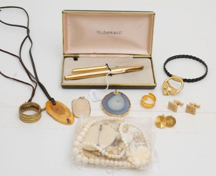 8251/3 Lot de bijoux fantaisie et stylo plume WATERMAN.