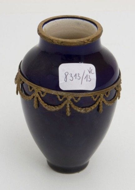 8313/13 Petit vase en porcelaine bleue de Sèvres. Monture métal à guirlande.