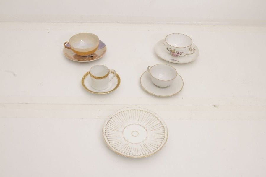 8443/41 7 parties de services à café ou thé en porcelaine comprenant 48 tasses et 60 sous-tasses.