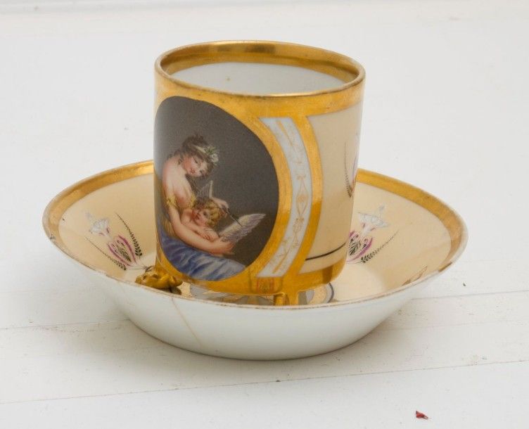8443/60 Paris. Tasse et sous-tasse Femme et Amour ailé.