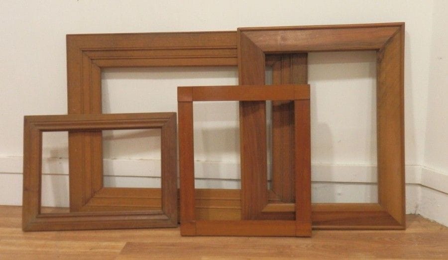 8609/11 Ensemble de quatre cadres :
- Cadre en chêne mouluré
Vue: 50x35 cm - Intérieur: 52x37 cm
- Cadre en noyer à profil renversé
Vue: 41x30,5 cm - Intérieur: 43,5x32,5 cm
- Cadre en noyer blond à coins bouchés
Vue: 32x27 cm - Intérieur: 34x29 cm
- Cadre en noyer mouluré
Vue: 34x23 cm - Intérieur: 35x24 cm