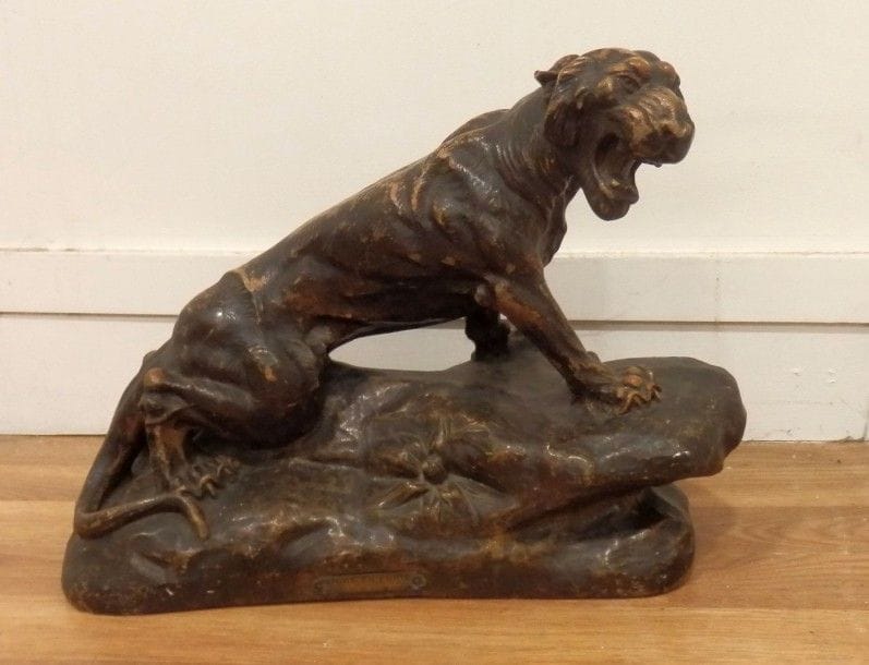 8609/13 ROUFF Emile (XIXe/XXe siècle)
Tigre en furie.
Sculpture en terre cuite patinée.
Haut: 31 cm
Long: 43.5 cm
Prof: 15 cm