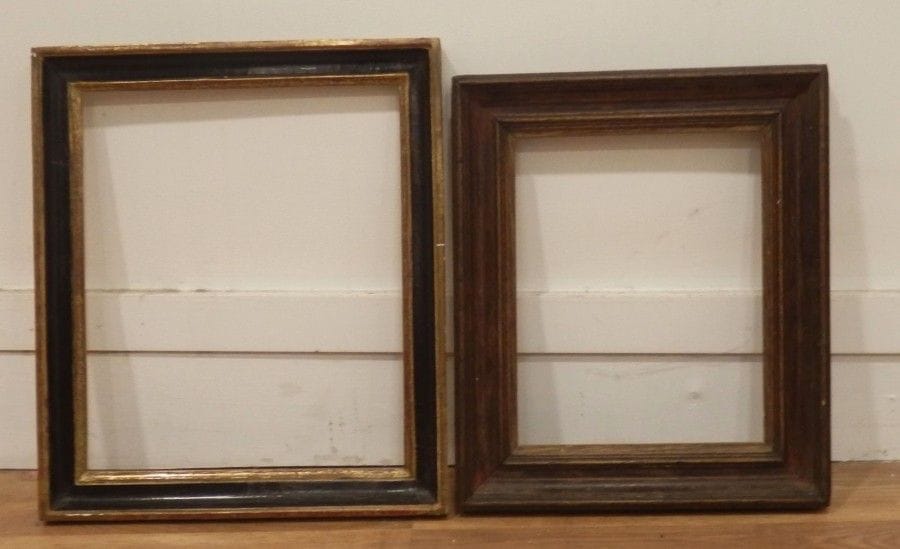 8609/16 Lot de deux cadres:
- Cadre à profil renversé en bois mouluré noir et or.
Vue: 31x26 cm - Intérieur: 33x27,5 cm
Travail du XVIIIe siècle
- Cadre en bois naturel mouluré
Vue: 25x19,5 cm - Intérieur: 27,5x22 cm
Travail du XIXe siècle.