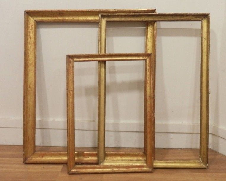 8609/17 Lot de trois gorges en bois mouluré et doré.
Vue: 66,5x56,5 cm - Intérieur: 70x59,5 cm
Vue: 69x47 cm - Intérieur: 70,5x49 cm
Vue: 50,5x34,5 cm - Intérieur: 53x37,5 cm
Travail du début du XIXe siècle.
(petits éclats)