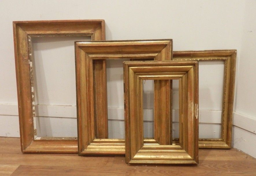 8609/21 Lot de quatre cadres en bois et stuc doré:
Vue: 40,5x24,5 cm - Intérieur: 43,5x27 cm (profil inversé, frise de raies de coeur)
Vue: 30,5x23,5 cm - Intérieur: 33x25,5 cm (profil inversé, frise d'entrelacs)
Vue: 23,5x13,5 cm - Intérieur: 26x15,5 cm (frise de perles)
Vue: 31x32 cm - Intérieur: 33x34 cm (frise d'olives)
Travail du XIXe siècle.
(éclats)