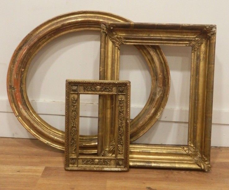 8609/23 Lot de trois cadres en bois et stuc doré.
Vue: 20,5x12 cm - Intérieur: 22x13,5 cm (coins fleuris)
Vue: 34,5x24,5 cm - Intérieur: 37x27 cm (profil inversé et coins bouchés)
Vue: 45,5x39 cm - Intérieur: 49,5x41,5 cm (ovale)
Travail du XIXe siècle.
(manques et éclats)