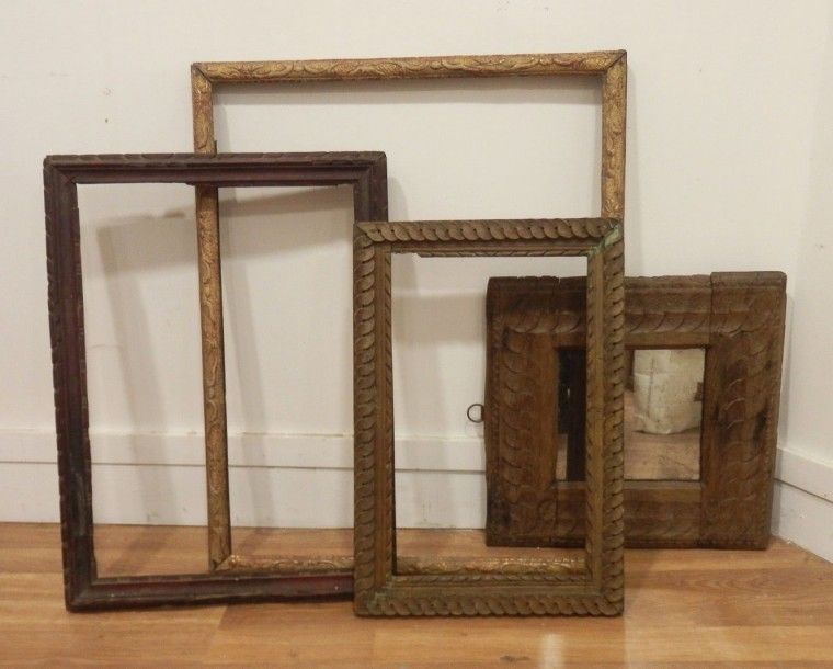 8609/24 Lot de trois cadres en bois et bois et stuc doré et un miroir en chêne.
Vue: 67x53cm - Intérieur: 69x55 cm (Bérain)
Vue: 53x36,5 cm - Intérieur: 55x39 cm (moulures)
Vue: 43,5x26 cm - Intérieur: 45,5x28,5 cm (frise d'entrelacs)
Dim. miroir: 44,5 x42 cm
Travail du XVIIIe et XIXe siècle.