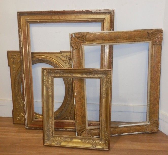8609/25 Lot de quatre cadres en bois et stuc doré.
Vue: 70,5x49,5 cm - Intérieur: 73x53 cm (frise de perles)
Vue: 56x43,5 cm - Intérieur: 61,5x46 cm (coins bouchés)
Vue: 41x30,5 cm - Intérieur: 43,5x37,5 cm (ovale)
Vue: 39,5x31,5 cm - Intérieur: 42x34 cm (palmettes)
Travail du XIXe et XXe siècle.
(éclats et restaurations)