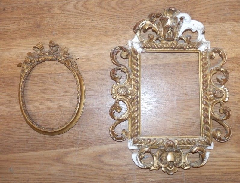 8609/26 Lot de deux cadres en bois et stuc doré.
Vue: 11x9 cm - Intérieur: 12x10 cm (ovale, style LXVI)
Vue: 14x9,5 cm - Intérieur: 15x11 cm (coquilles)
(restaurations)
